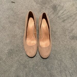Elegant Women's Suede Pumps